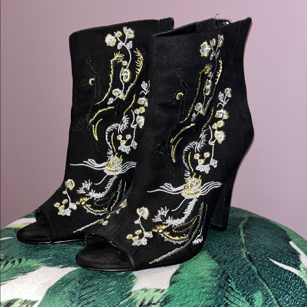 Black Ankle Booties embroidered  Carlos Santana size 6